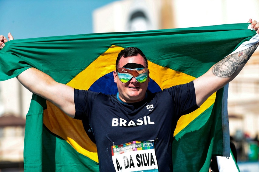 Atleta com Bandeira do Brasil