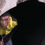 bandido na tubulação de esgoto