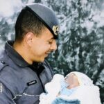 Policial e bebê