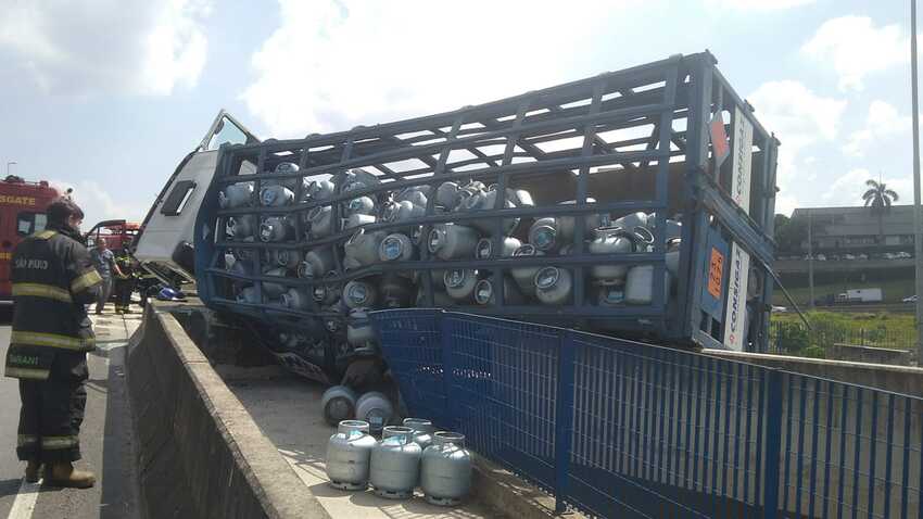Caminhão com carga de gás tomba em viaduto de São Bernardo