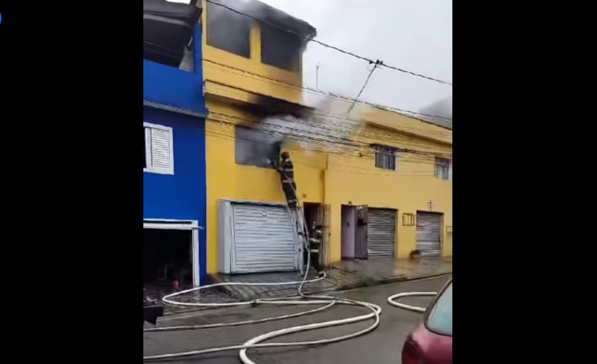Casas em Santo André e Mauá pegam fogo e uma pessoa morre; Veja vídeo