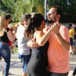 pessoas dançando forró