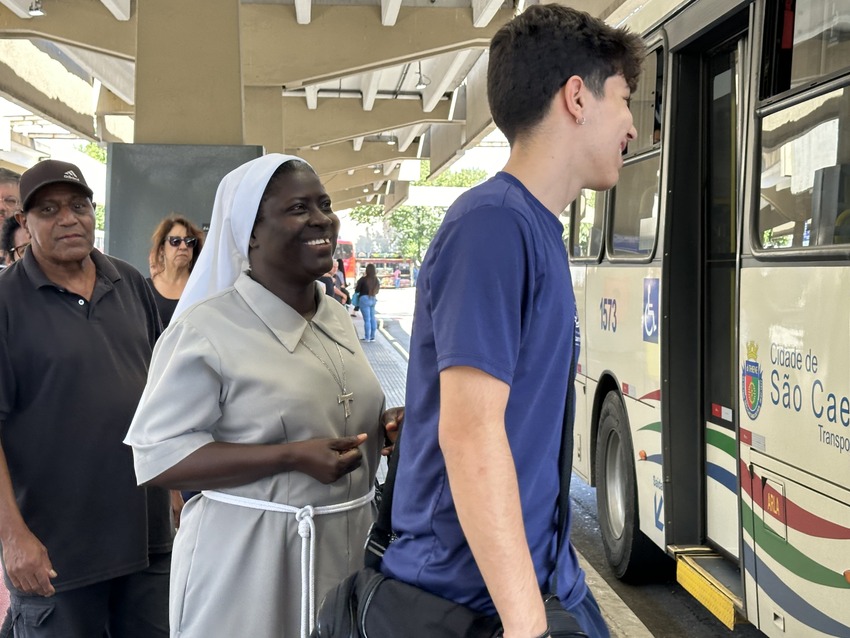 passageiros entrando em ônibus de São Caetano