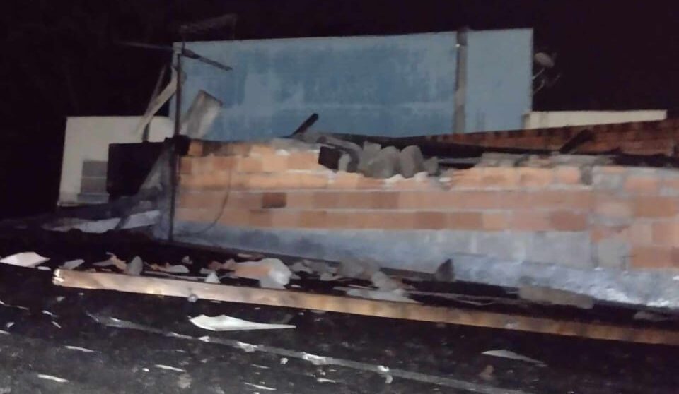 Vídeo: Em São Bernardo, casas são destelhadas após forte ventania