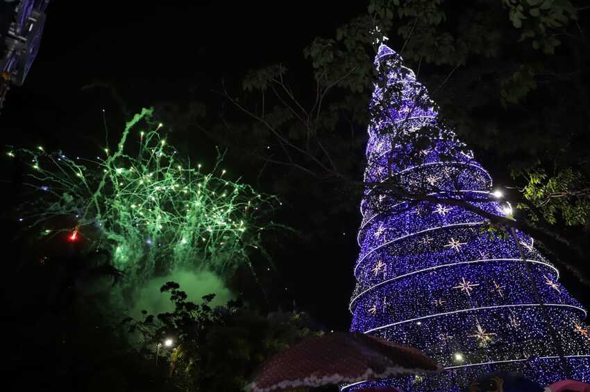 Vídeo: S.Caetano abre Natal com Papai Noel, árvore gigante e túnel iluminado