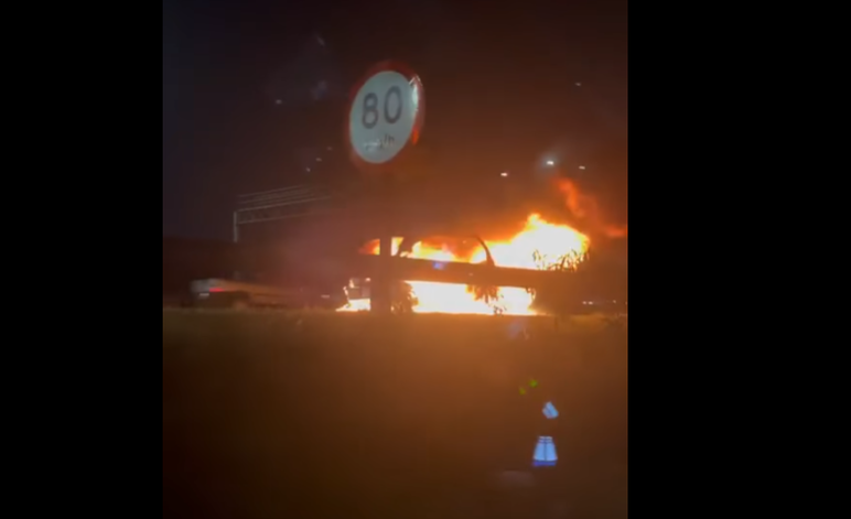 Em São Bernardo, carro pega fogo na Anchieta; Veja vídeo