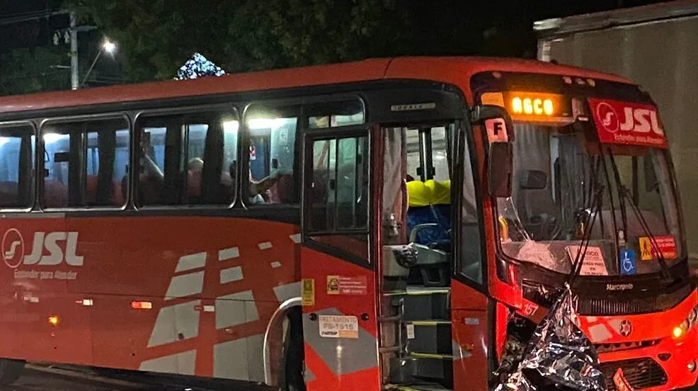 acidente entre moto e ônibus