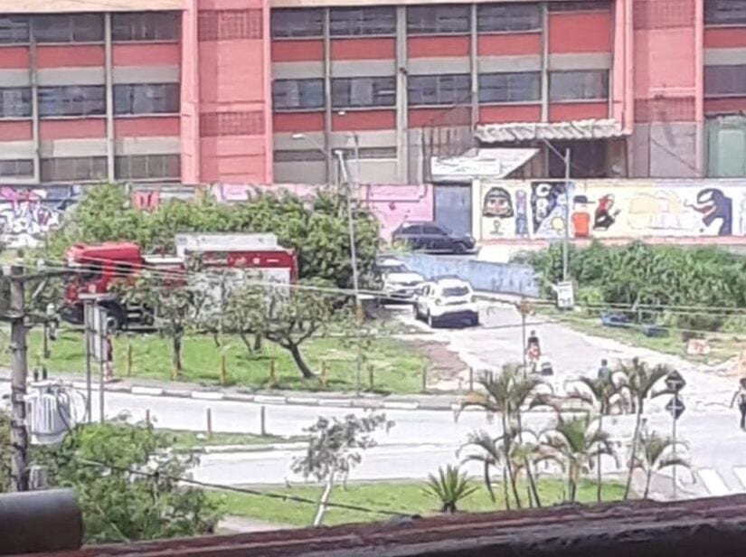 corpo de bombeiros no córrego