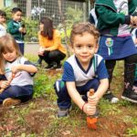 Crianças brincando na terra