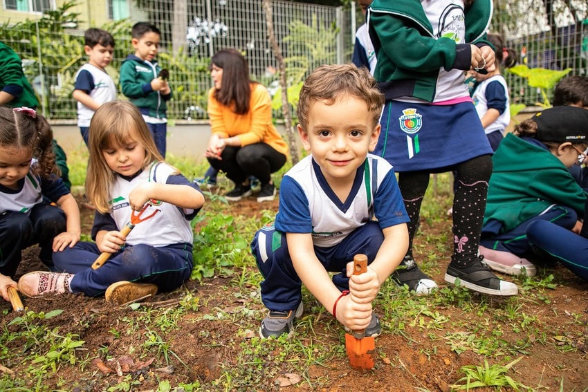 Crianças brincando na terra
