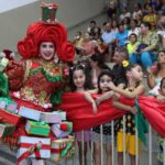 crianças recebem presentes de natal