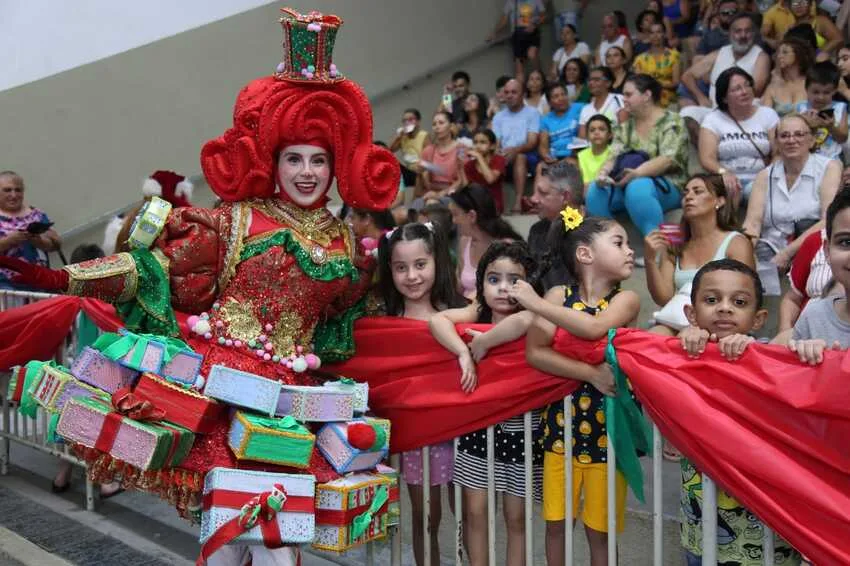 crianças recebem presentes de natal