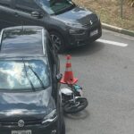 moto debaixo de carro