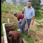 familiares abrindo cova