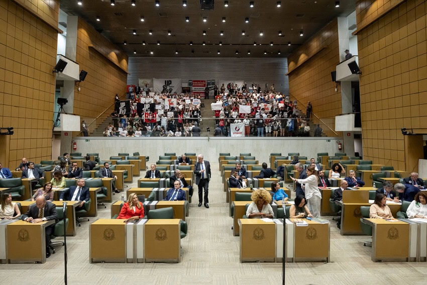 deputados no plenário da Alesp