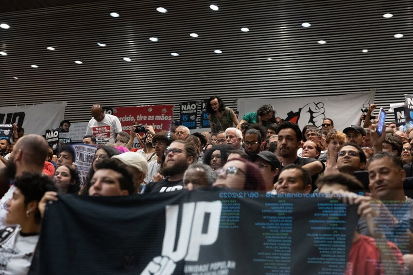 manifestantes na Alesp