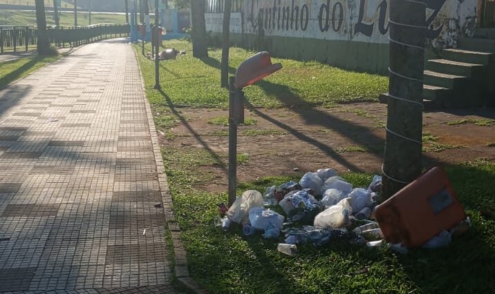 lixeira quebrada no Riacho Grande