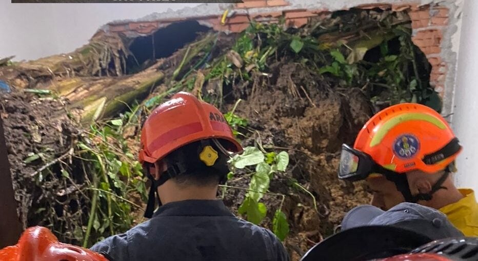 corpo de bombeiros durante o temporal