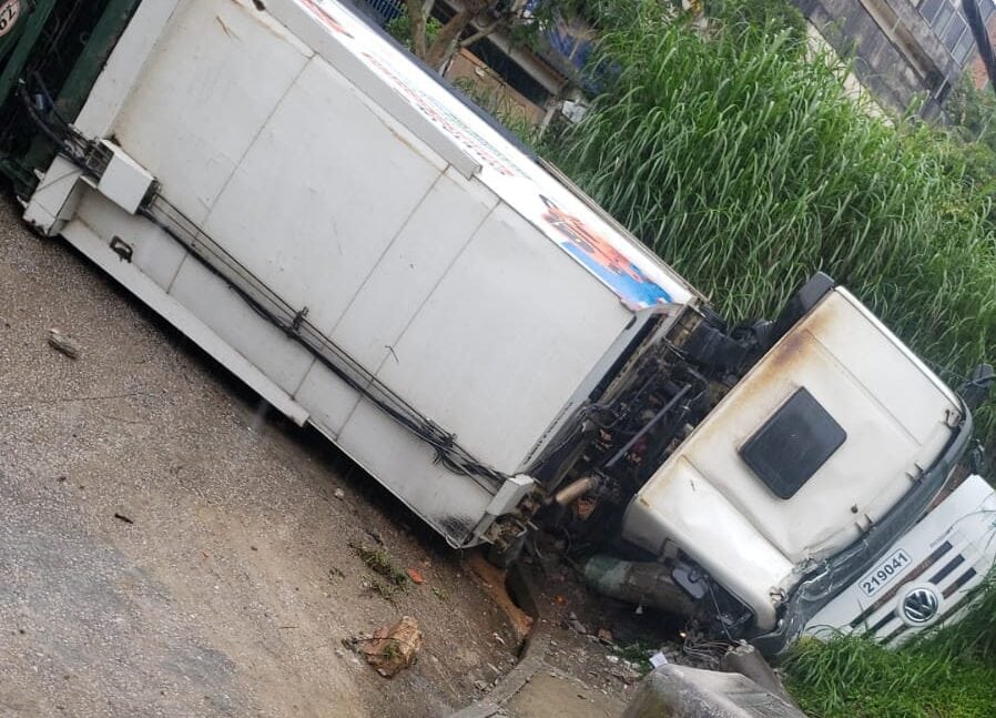 caminhão tombado