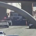 caminhão entalado no viaduto