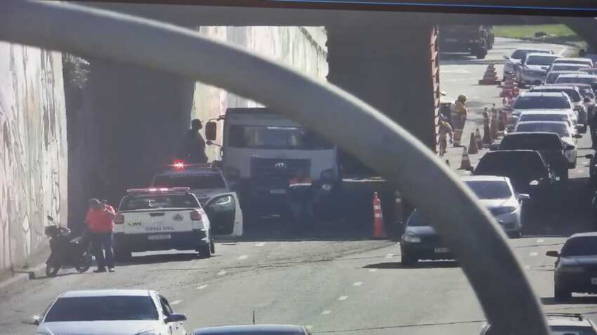 caminhão entalado no viaduto