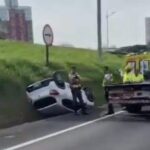 carro capotado na via Anchieta
