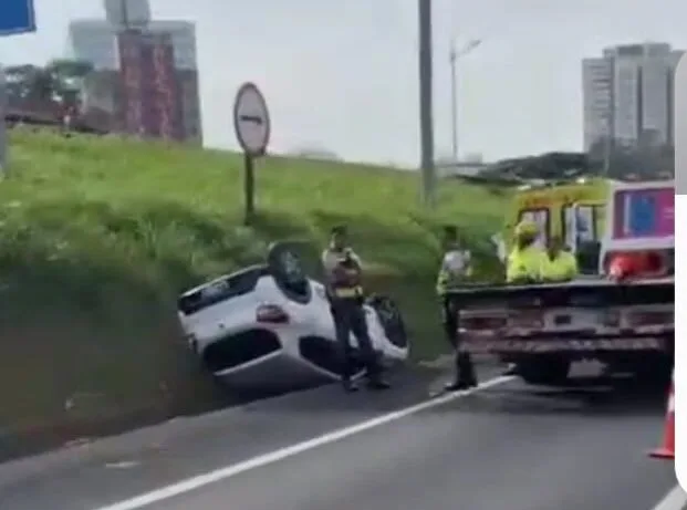 carro capotado na via Anchieta