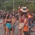 multidão na entrega de carros de luxos