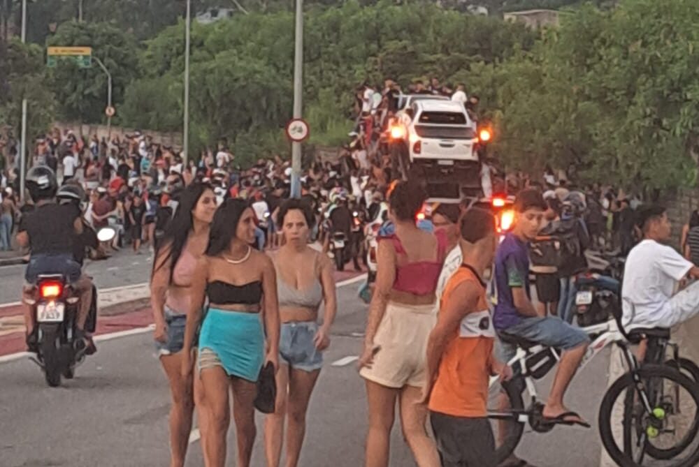 multidão na entrega de carros de luxos