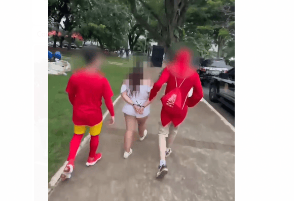 Policiais fantasiados de Chapolin Colorado