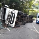 carreta tombada na Anchieta