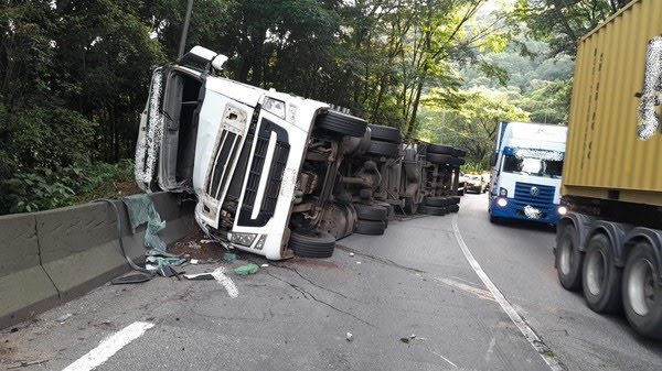carreta tombada na Anchieta