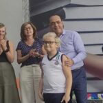 Aluno recebe óculos da prefeitura