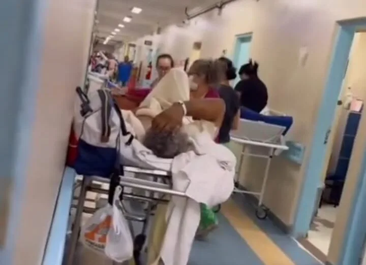 pacientes no corredor do Hospital de Diadema