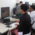 Mulher usando computador