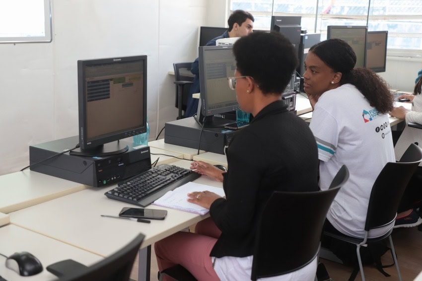 Mulher usando computador