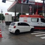 acidente entre ambulância e carro