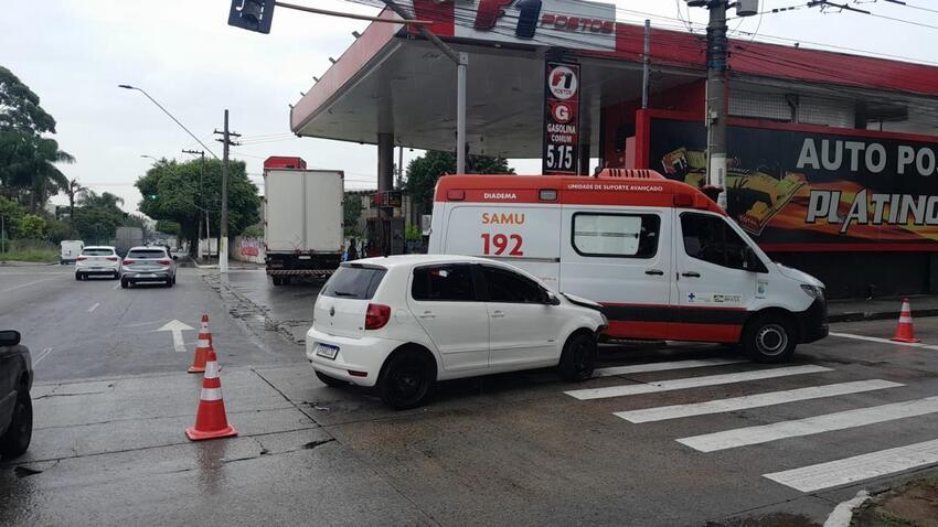 acidente entre ambulância e carro