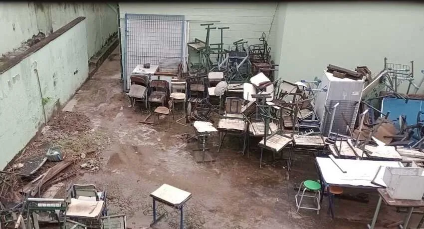entulho em escola estadual