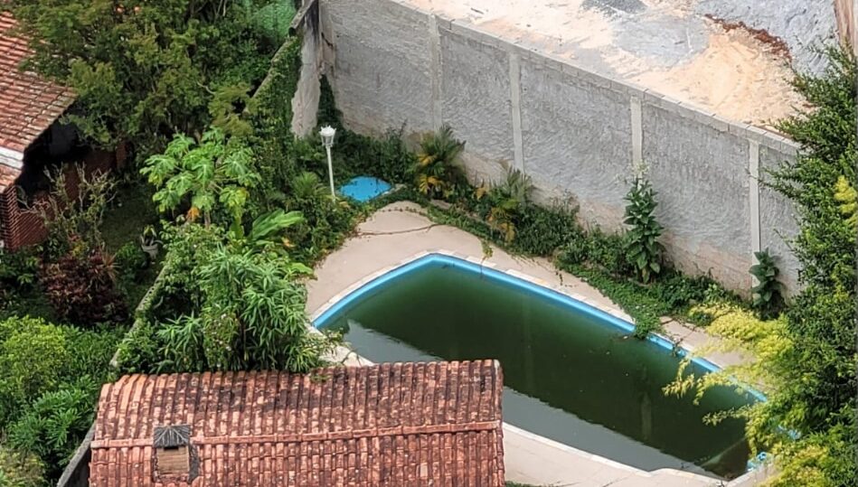 piscina suja