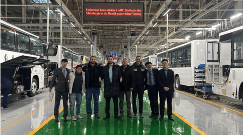 Metalúrgicos em fábrica na China