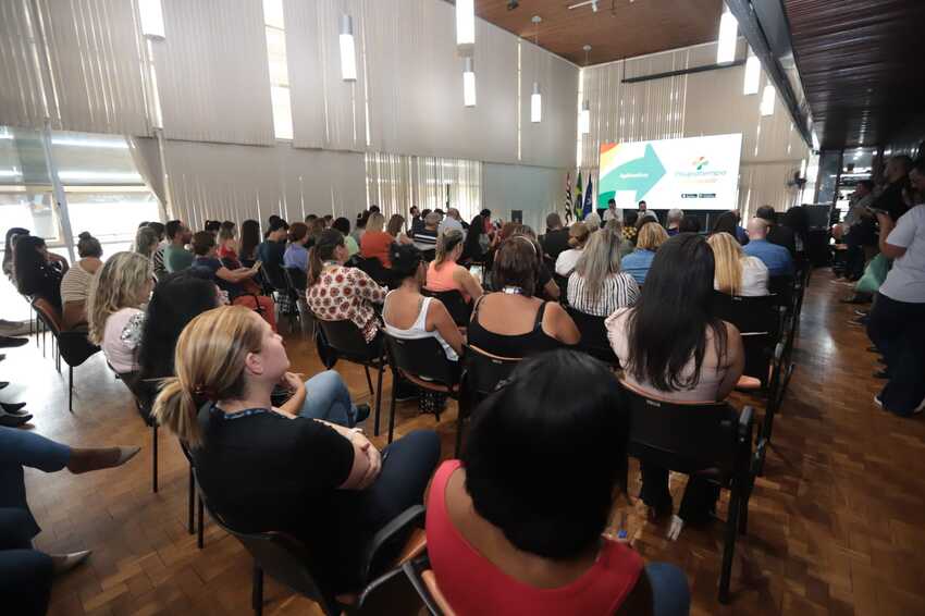 Pessoas em palestra