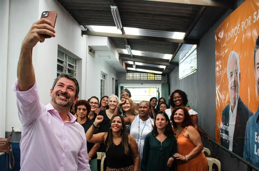 Eduardo Leite em café com mulheres