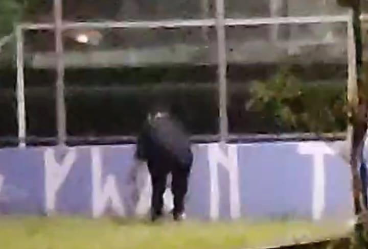 pichação no campo de futebol