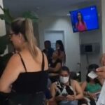 Parentes e amigos de pessoas internadas