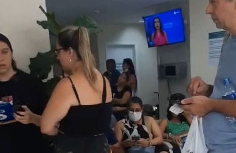 Parentes e amigos de pessoas internadas