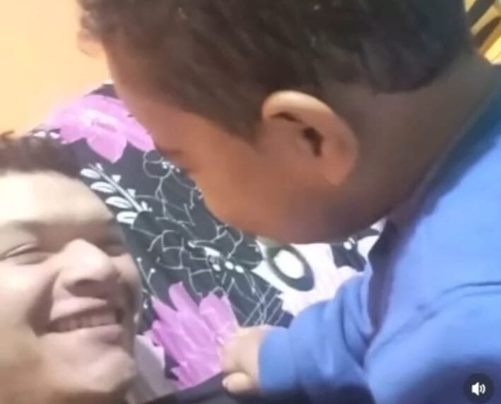 bebê e padrasto