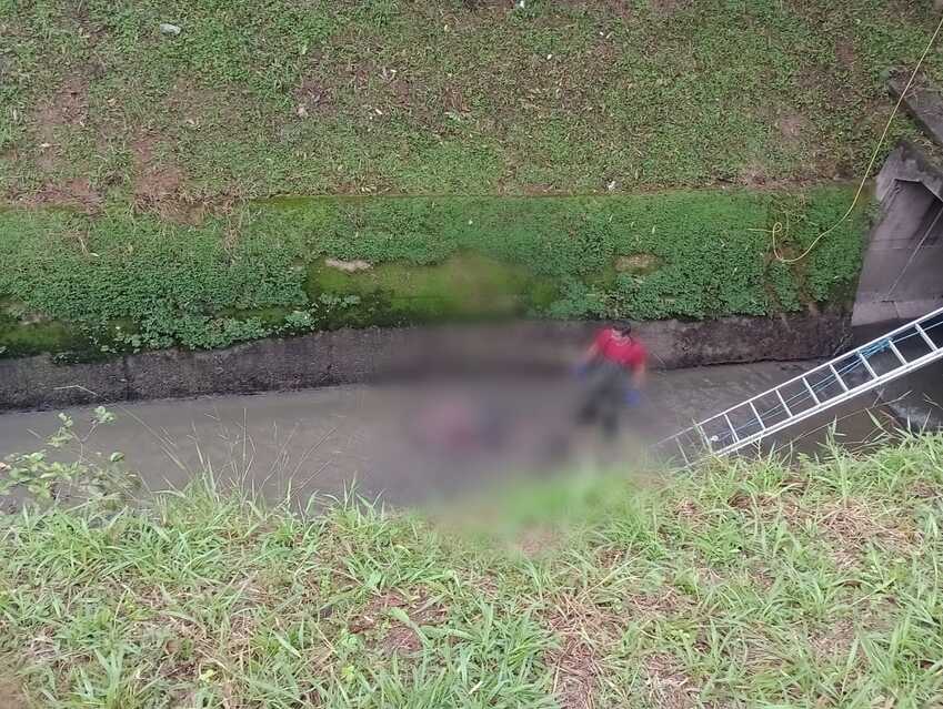corpo no córrego