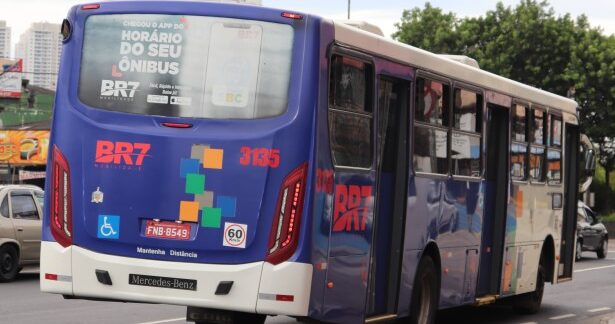Jovem morre ao bater carro na traseira de ônibus na via Anchieta