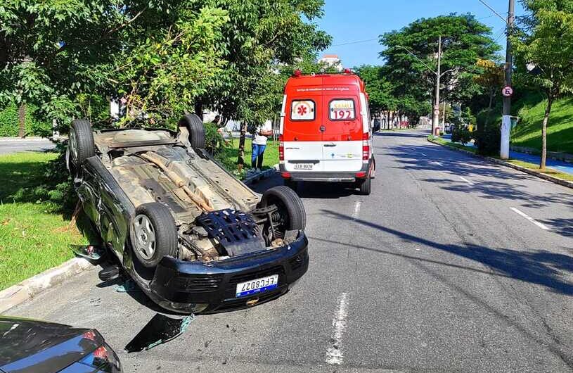 carro capotado e ambulância do Samu